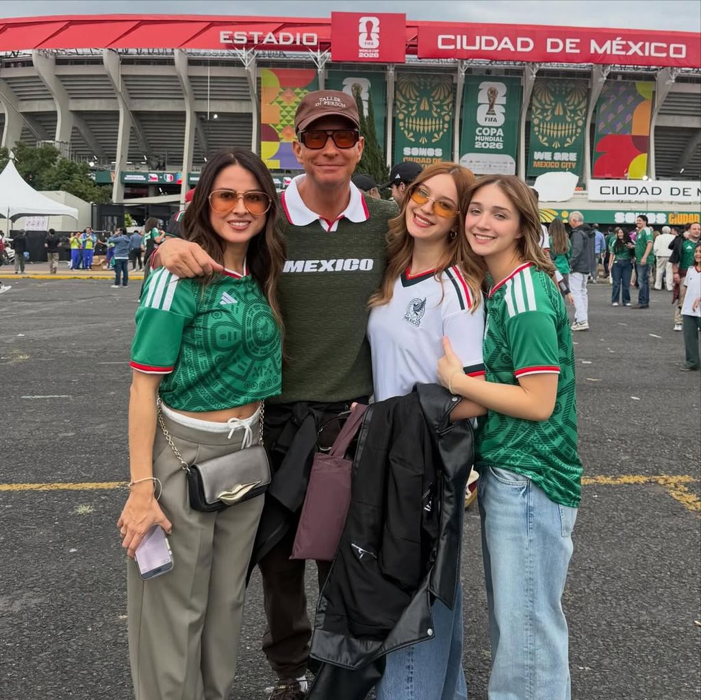 Erik Rubín y su novia Geraldine Zárate con las hijas de él.