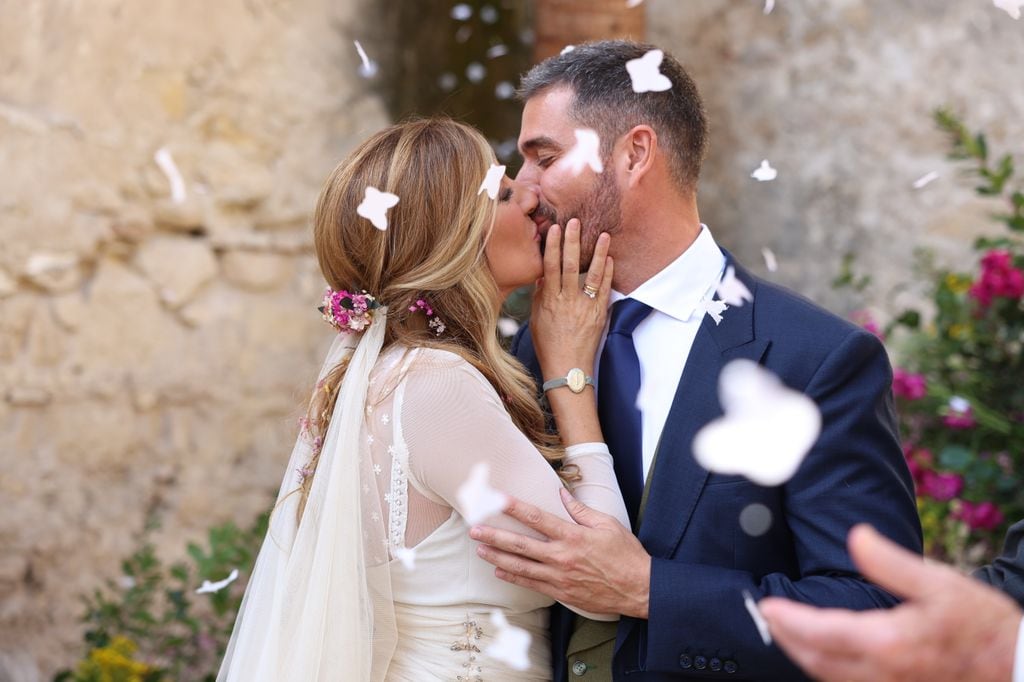 Beso de Pablo Ojeda y Esther García en su boda