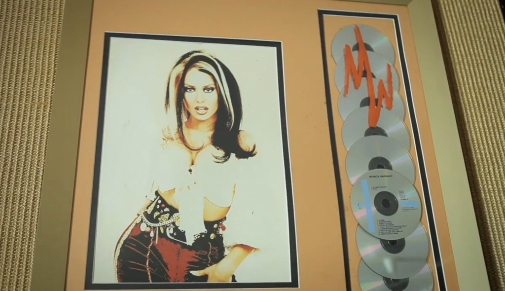 Discos y póster decoran las paredes de su casa