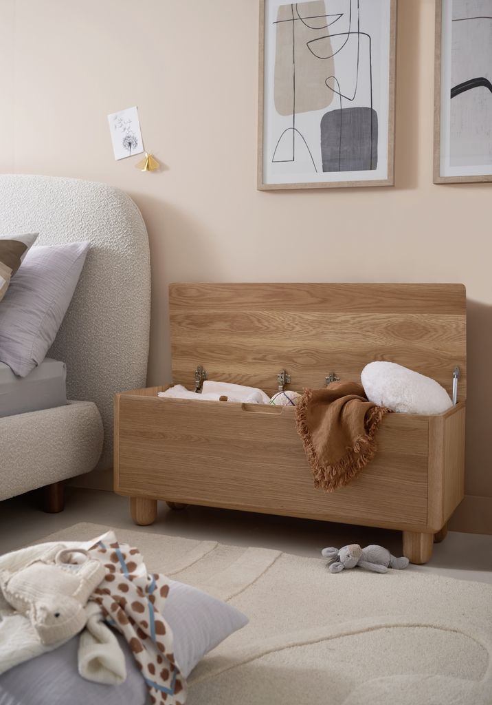 Dormitorio con banco de almacenaje a modo de mesita.                   