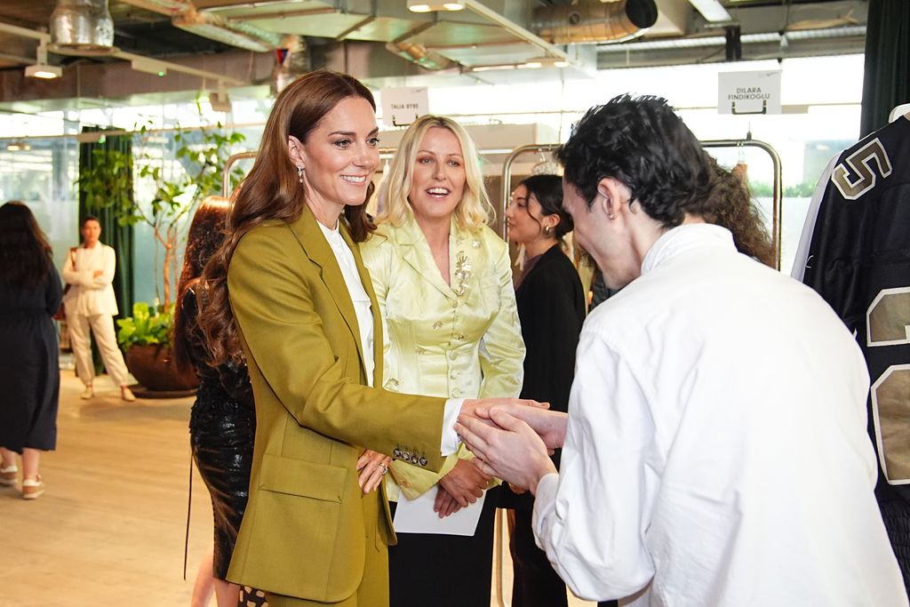 Kate MIddleton lleva un traje verde oliva de Victoria Beckham