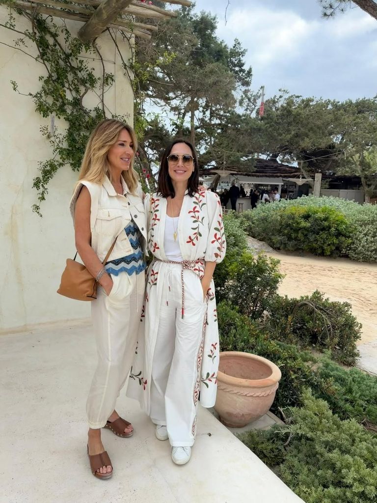 Tamara Falcó en Ibiza con un look blanco bohemio junto a Íñigo Onieva y su madre.