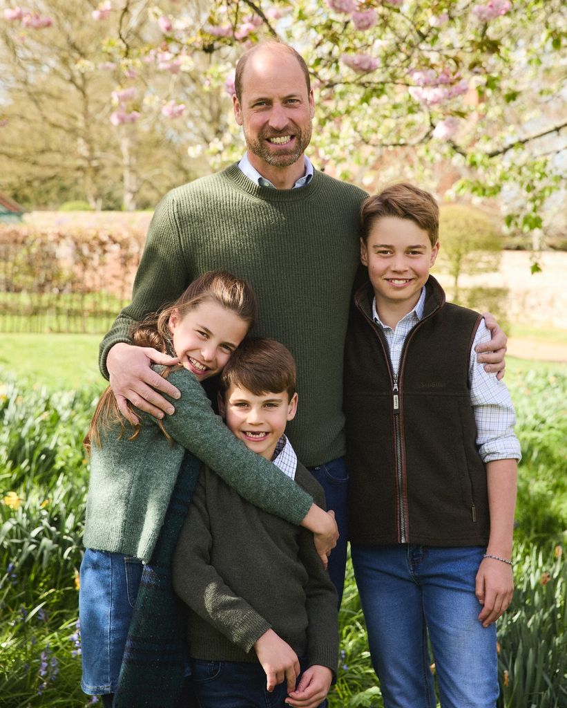 El príncipe William con sus tres hijos en el retrato compartido el Día del Padre 2025.