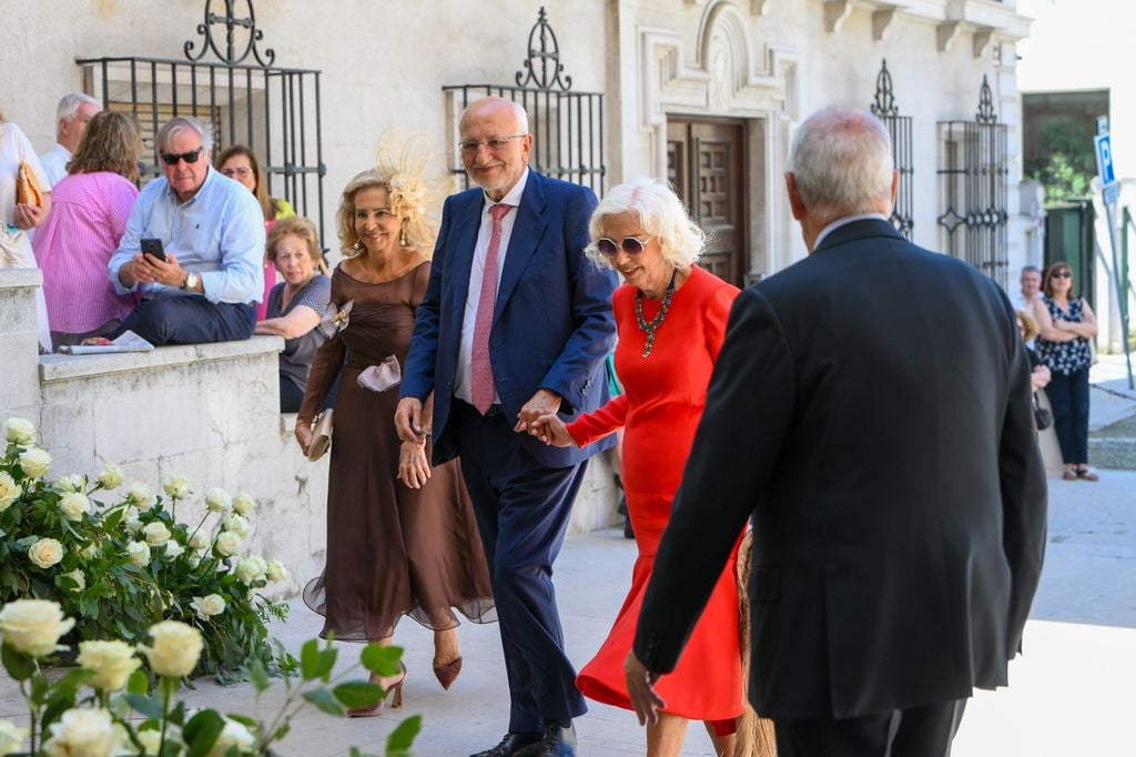 Mayrén Beneyto, Juan Roig y Hortensia Herrero salen de la iglesia tras la boda de Nacho Boluda, a 28 de junio de 2025, en Santander (España)

