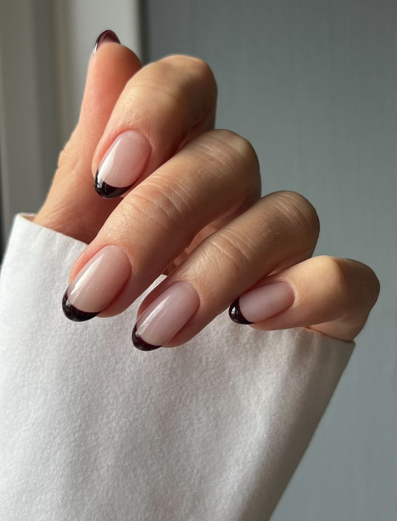 Manicura francesa en tonos tierra oscuros y burdeos