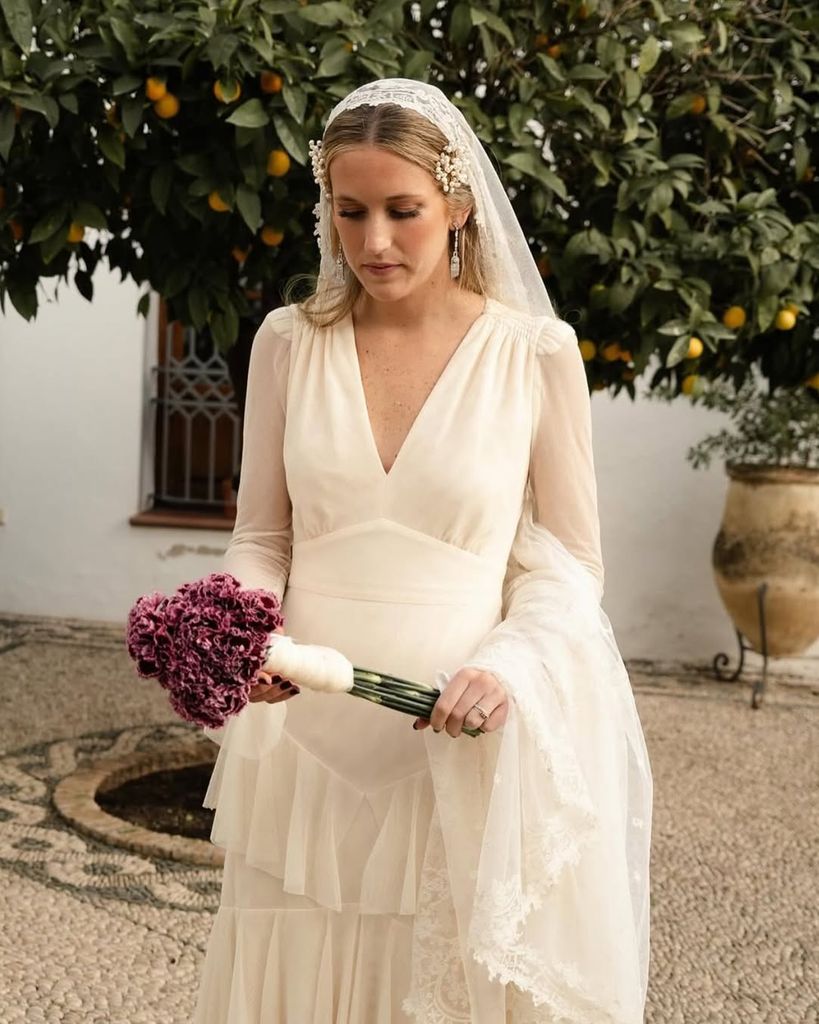 Novia con vestido de Teresa Helbig y velo julieta con flores