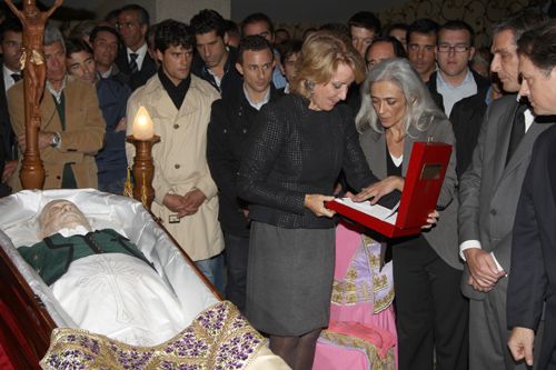 La presidenta de la Comunidad de Madrid, Esperanza Aguirre, se ha acercado a la capilla ardiente para imponerle a título póstumo la Gran Cruz del Dos de Mayo