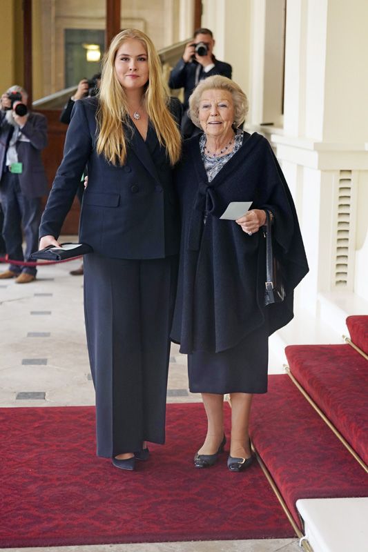 Elisabeth de Bélgica y Amalia de los Países Bajos con Carlos III