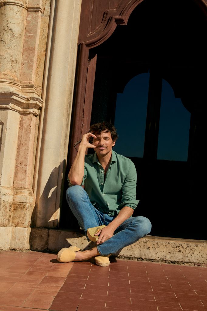 Andrés Velencoso, el modelo perfecto para la colección de verano 2026 de OOTO.