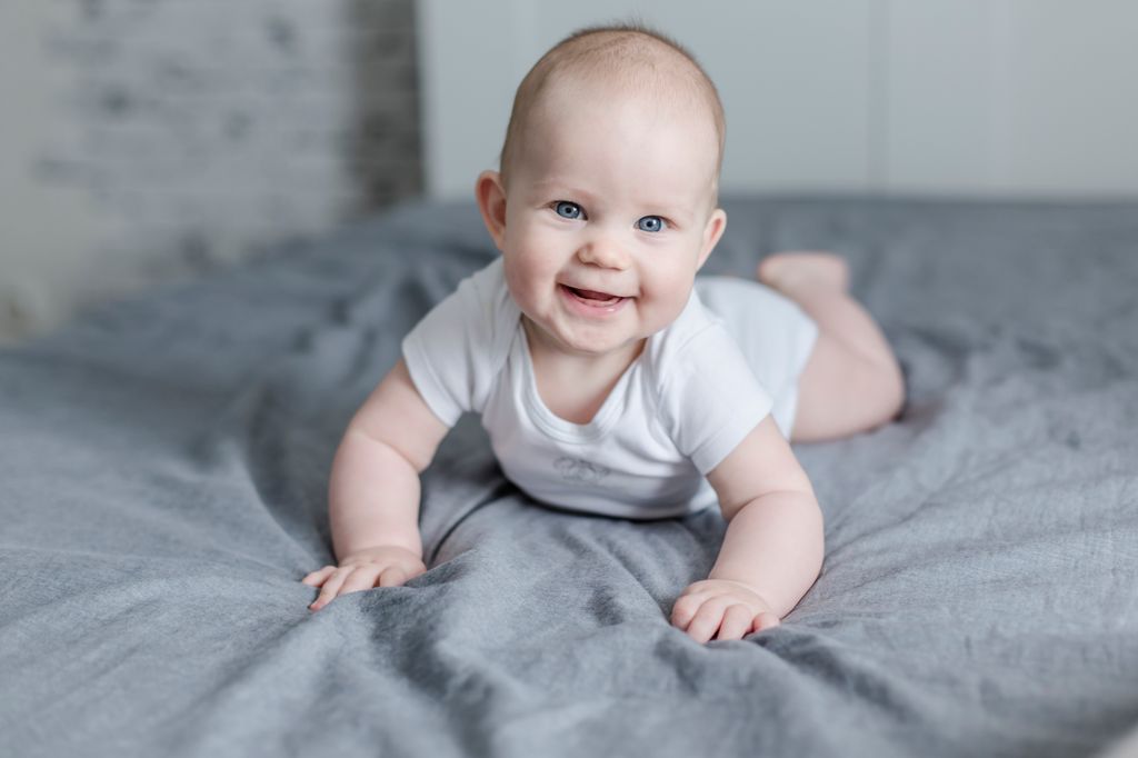 Bebé niño sonríe