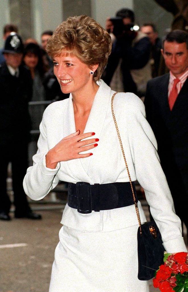 La Princesa de Gales el 1 de diciembre, llegando al Mortimer Market Centre, una clínica de salud sexual y VIH en Londres. A la derecha, su guardaespaldas, el inspector Craker.