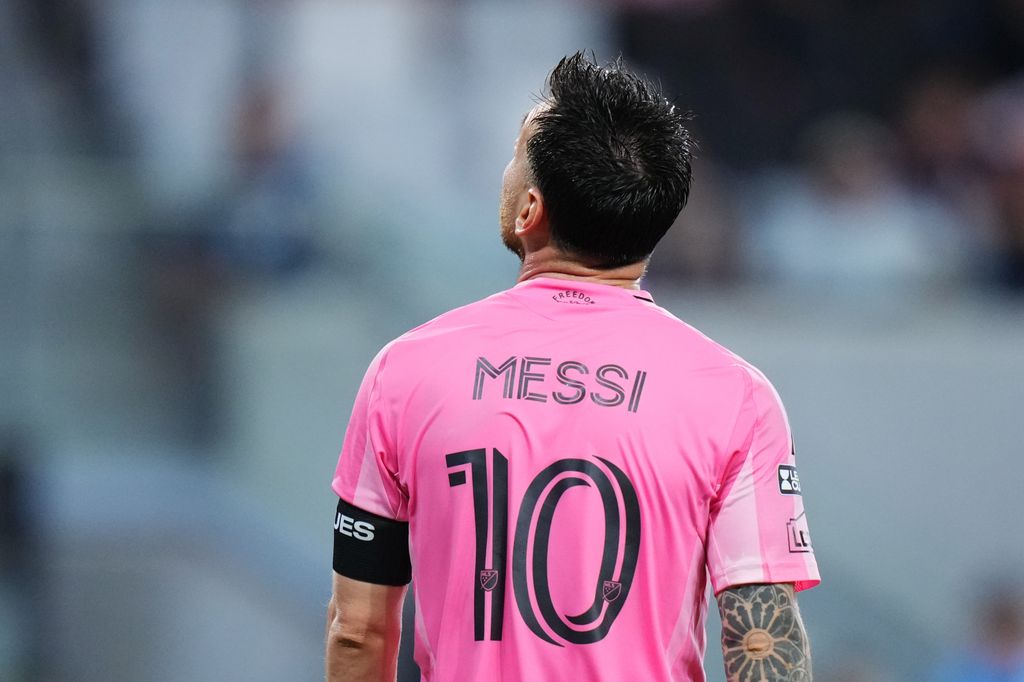 Lionel Messi volvió a la cancha a menos de una semana de haber despedido a su padre, Jorge Messi