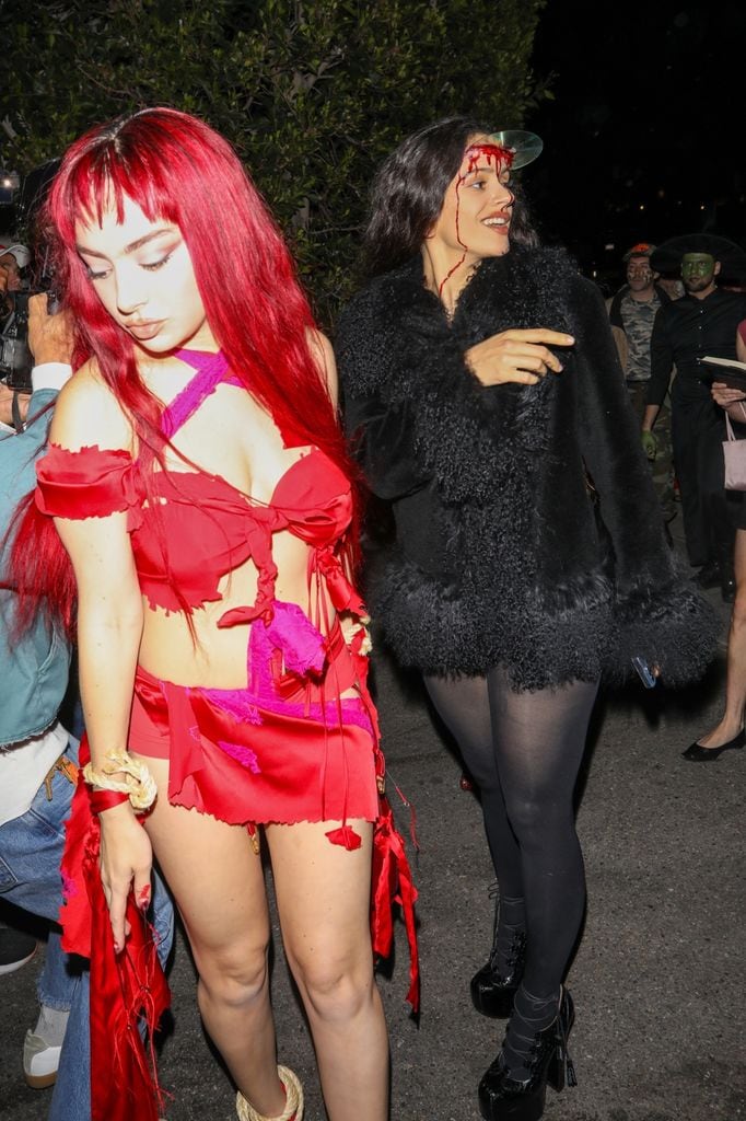 Plano entero de Rosalía disfrazada de Halloween 2024