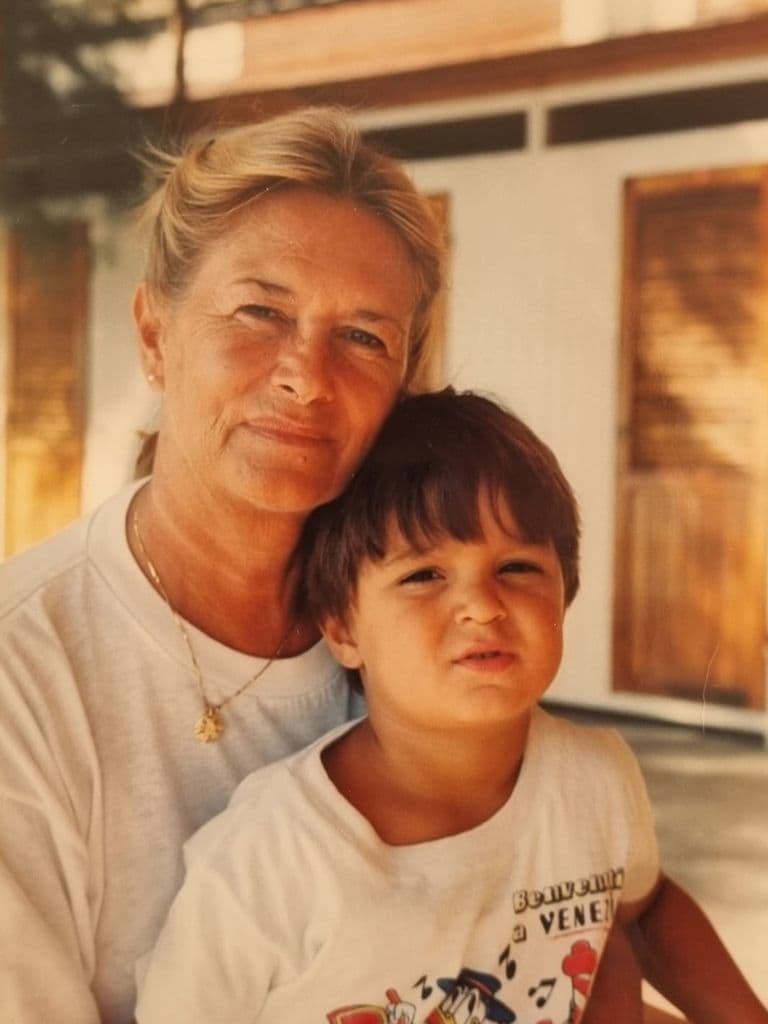 Carlo Costanzia junto a su abuela