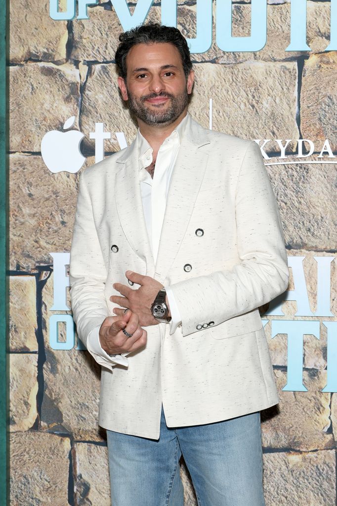 Arian Moayed ('Succession') interpreta al doctor Andy, un terapeuta con quien la hermana de Joanne podría encontrar algo más que equilibrio emocional