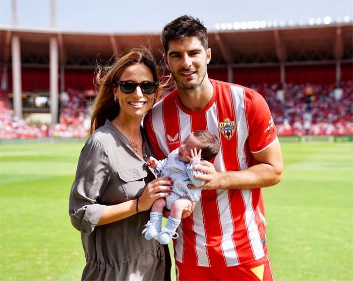 Lucía Villalón y Gonzalo Melero con su bebé en Almería