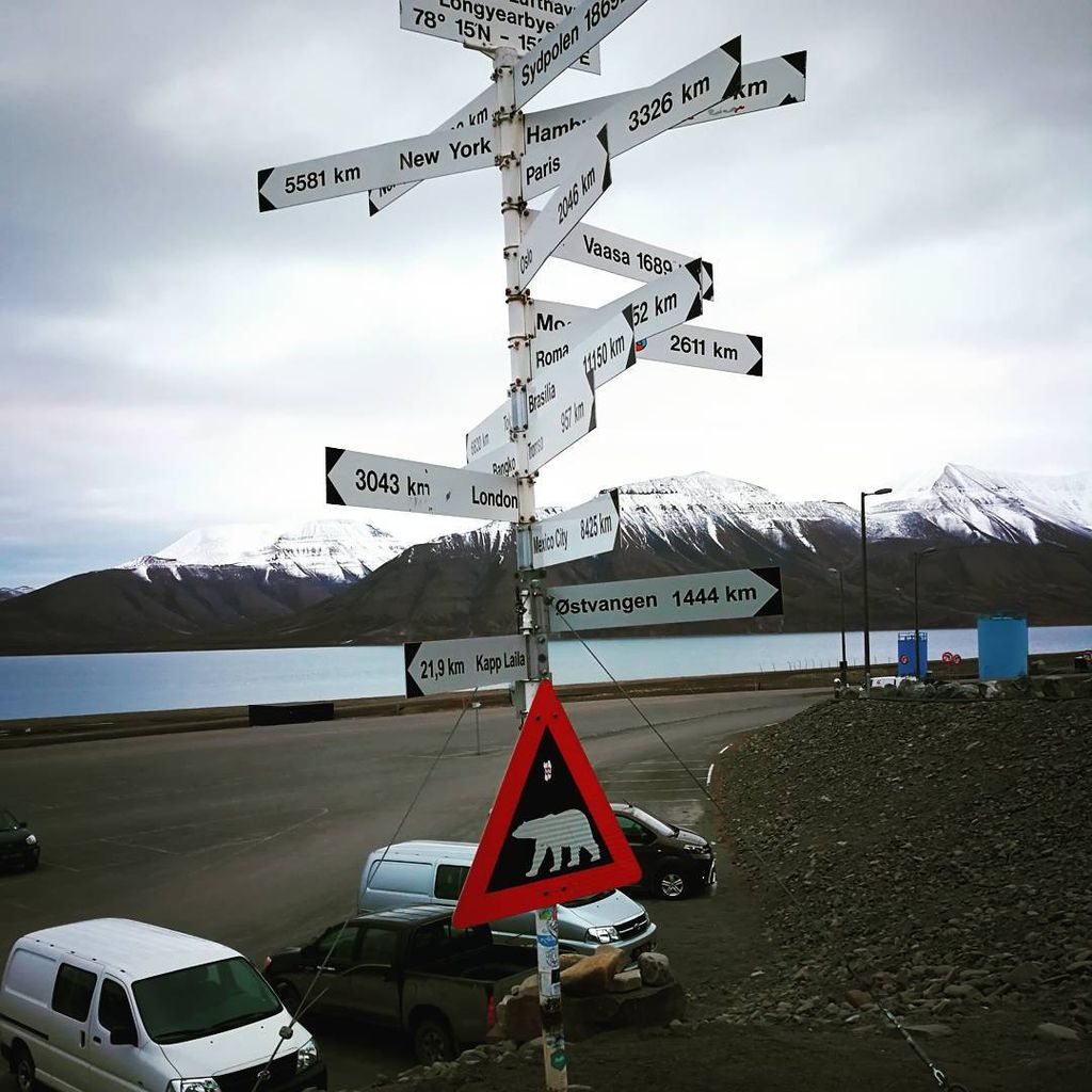 A la entrada de la Bóveda Global de Semillas de Svalbard, una señal indica la distancia a distintos países y recuerda el carácter internacional de este refugio agrícola en pleno Ártico