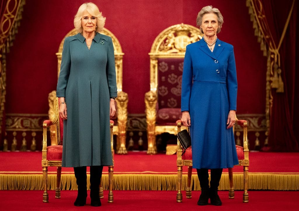 Plano medio de la reina Camilla con la duquesa de Gloucester en un acto