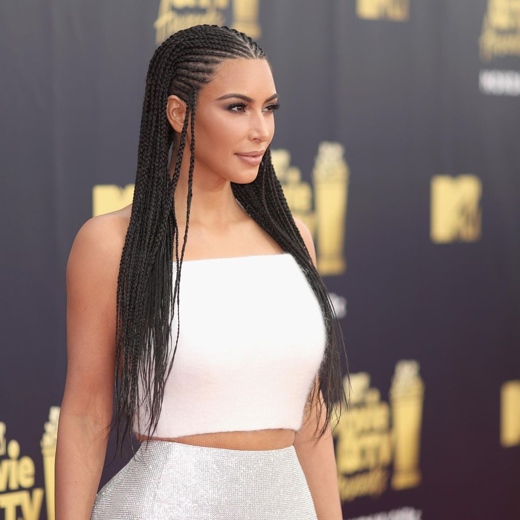 A Kim le gusta lucir trenzas con frecuencia