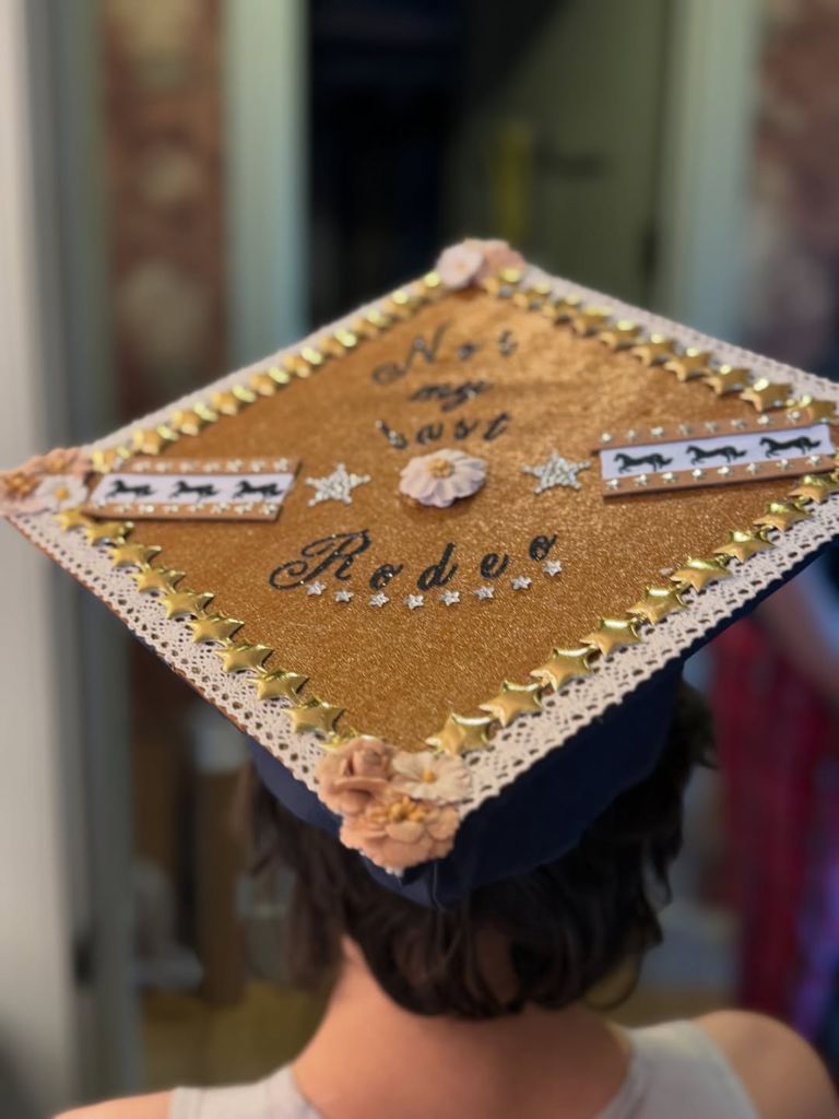 Oskar usó un original birrete personalizado el día de su graduación de la preparatoria. 