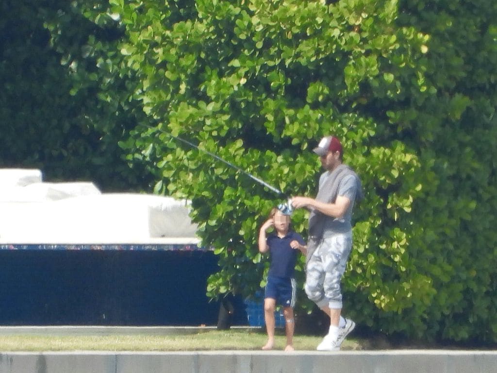 Las fotos de Enrique Iglesias enseñando a pescar a su hijo en Miami