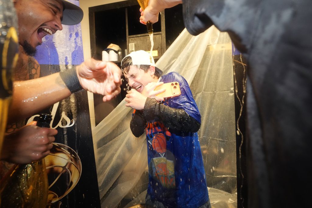 El actor, celebrando la victoria de los Knicks con los jugadores en el vestuario