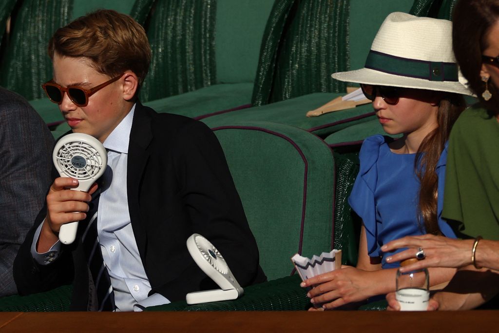 El príncipe George con su hermana, la princesa Charlotte en la final masculina de tenis de Wimbledon