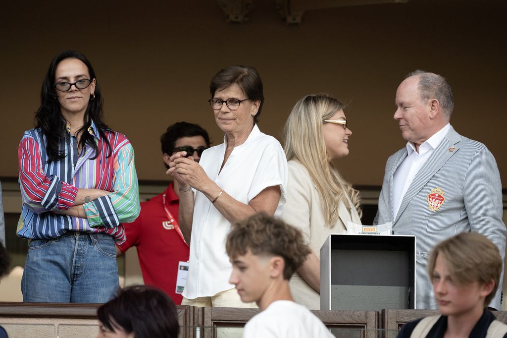 Pauline Ducruet, Camille Gottlieb, la princesa Estefanía de Mónaco y el príncipe Alberto II de Mónaco asisten al partido Racing Stars Football Cup en Mónaco (3 de junio de 2026)