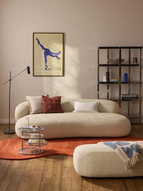 Salón con sofá curvo