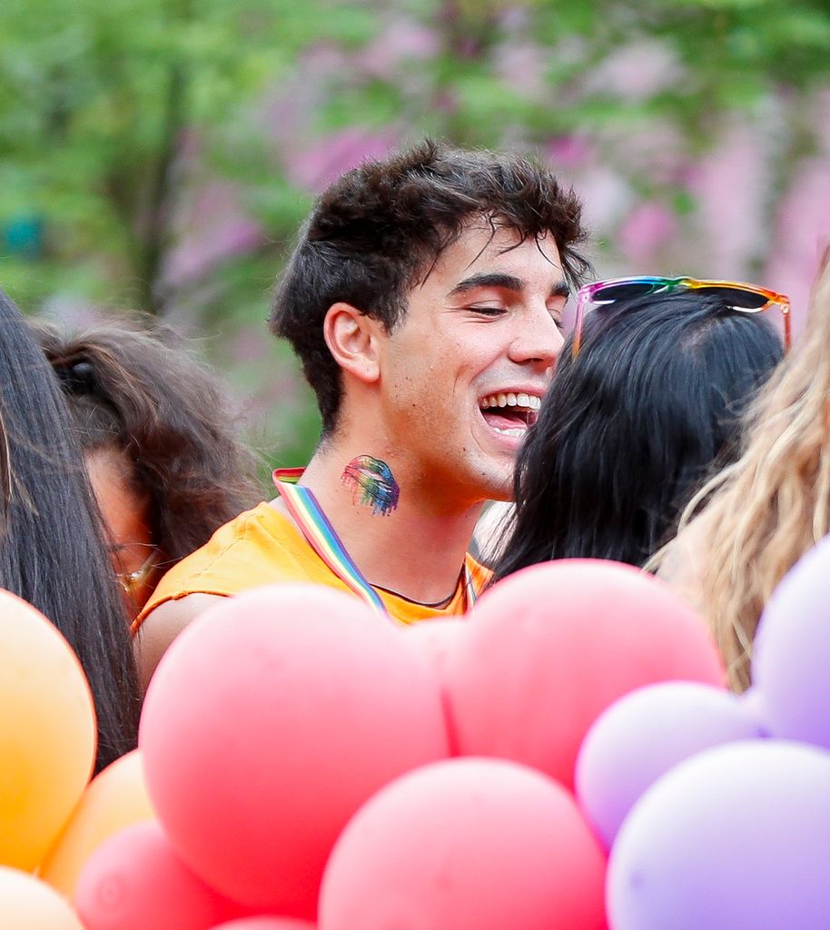 Óscar Casas en el desfile del Orgullo Gay en Madrid en 2025