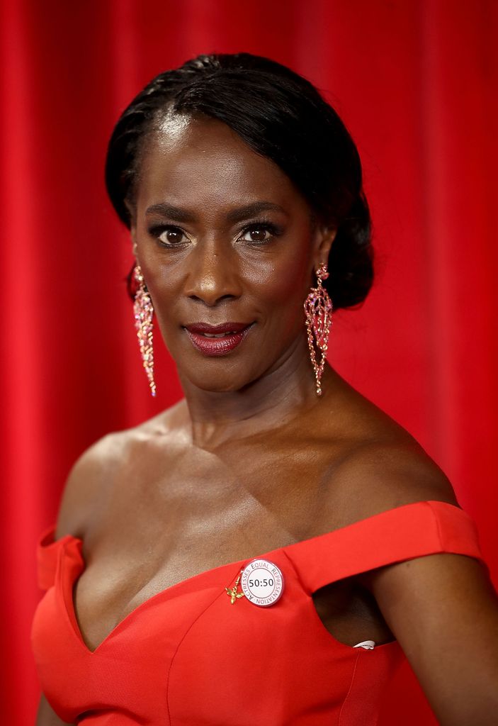 Jacqueline Boatswain da vida a Helen Stirling, la madre de Michaela