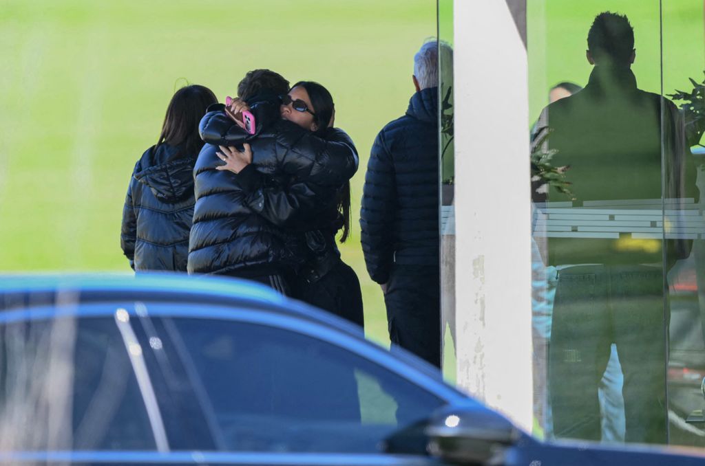 Antonela Roccuzzo se funde en un abrazo con uno de los familiares de Leo Messi durante el último adiós a Jorge. La mujer del futbolista se ha convertido en su gran apoyo en estos dolorosos momentos, permaneciendo a su lado desde que conocieron la triste noticia
