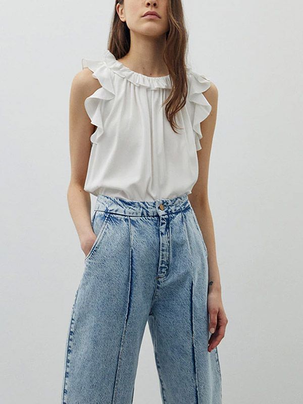 Maxima de Holanda con blusa de volantes y vaqueros anchos