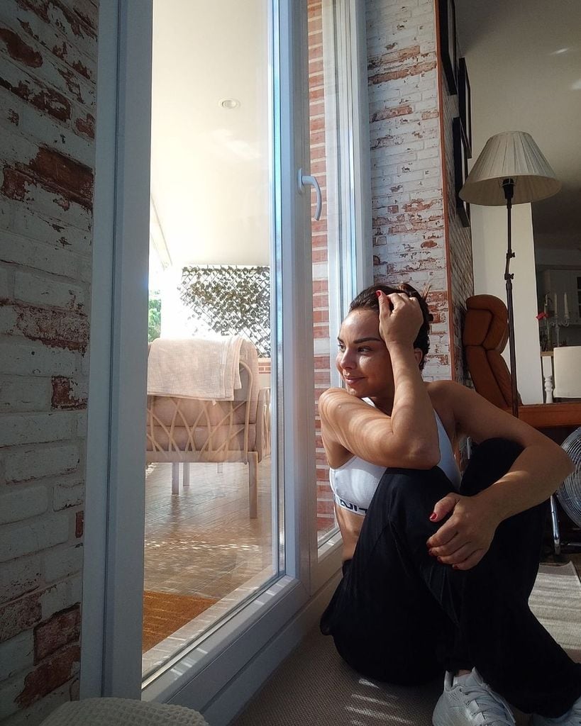 Plano medio de Chenoa posando junto a una ventana
