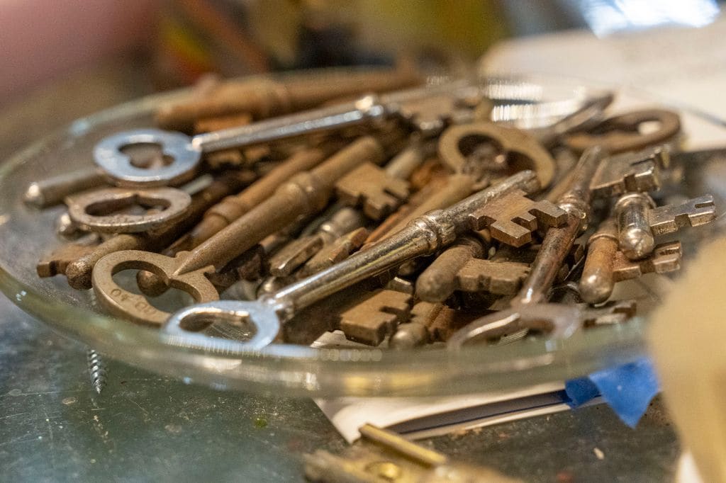 Además de ahuyentar palomas, muchas culturas atribuyen a las llaves un valor simbólico de protección del hogar
