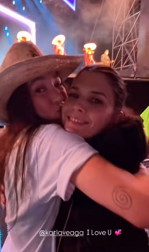 Karla Laveaga con Ximena Díaz, mamá de los hijos menores de su novio.