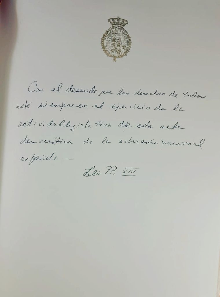 Documento oficial con escudo y texto manuscrito en español.