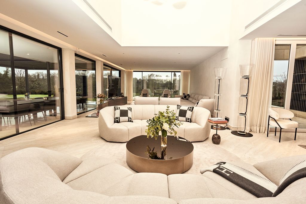 Así es el impresionante salón de la casa de Alice Campello y Álvaro Morata en Madrid