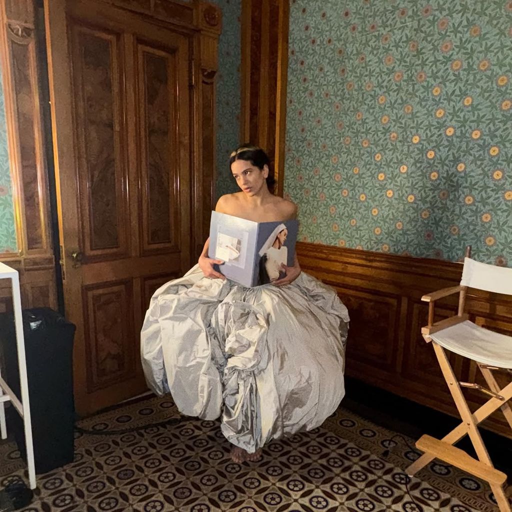 LUX es el cuarto álbum de estudio de Rosalía, una nueva etapa artística marcada por el minimalismo sonoro y el simbolismo visual