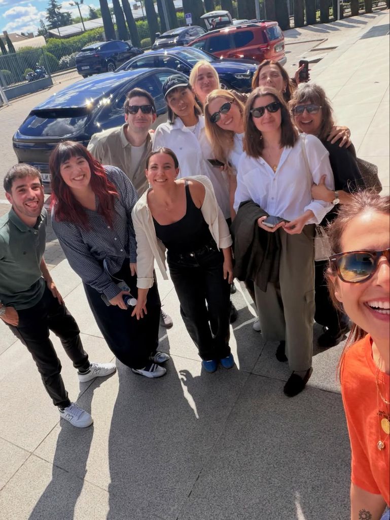 Nuria Roca y el equipo con el que ha trabajado este miércoles, 6 de mayo.