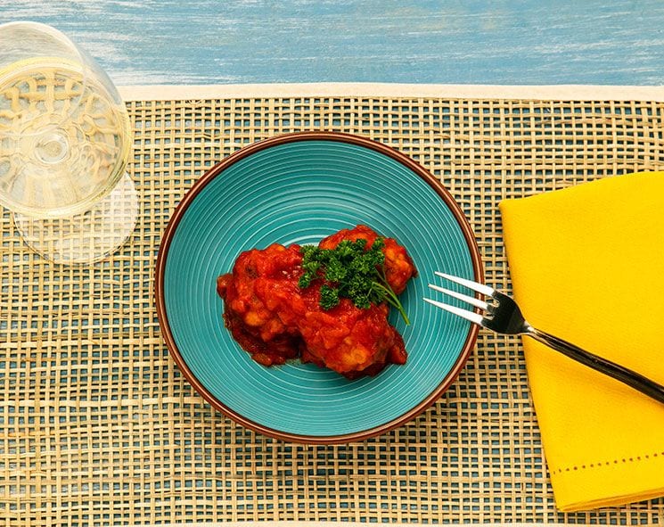 Albóndigas de corvina con gambas y salsa de tomate