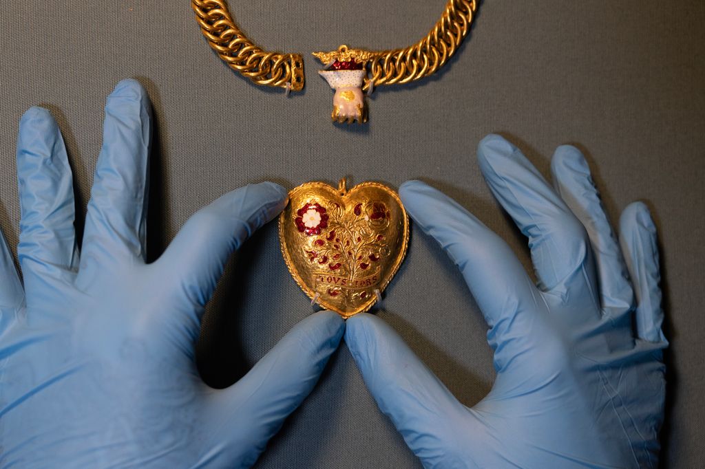 El Museo Británico anunció que ha recaudado los 3,5 millones de libras de financiación necesarios para adquirir el Colgante de Corazón Tudor para su colección permanente, garantizando así que estará en exhibición pública 