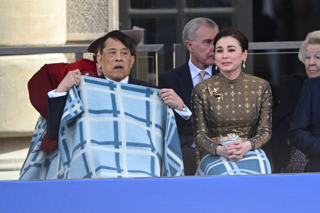 Insólita imagen de Rama X tapándose con una manta