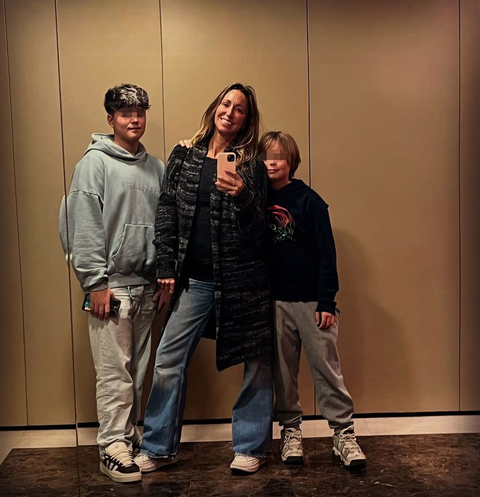 Gemma Mengual con sus dos hijos