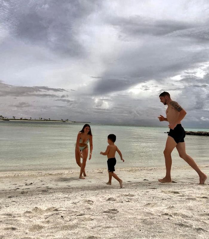Fede Valverde y Mina Bonino junto a su hijo