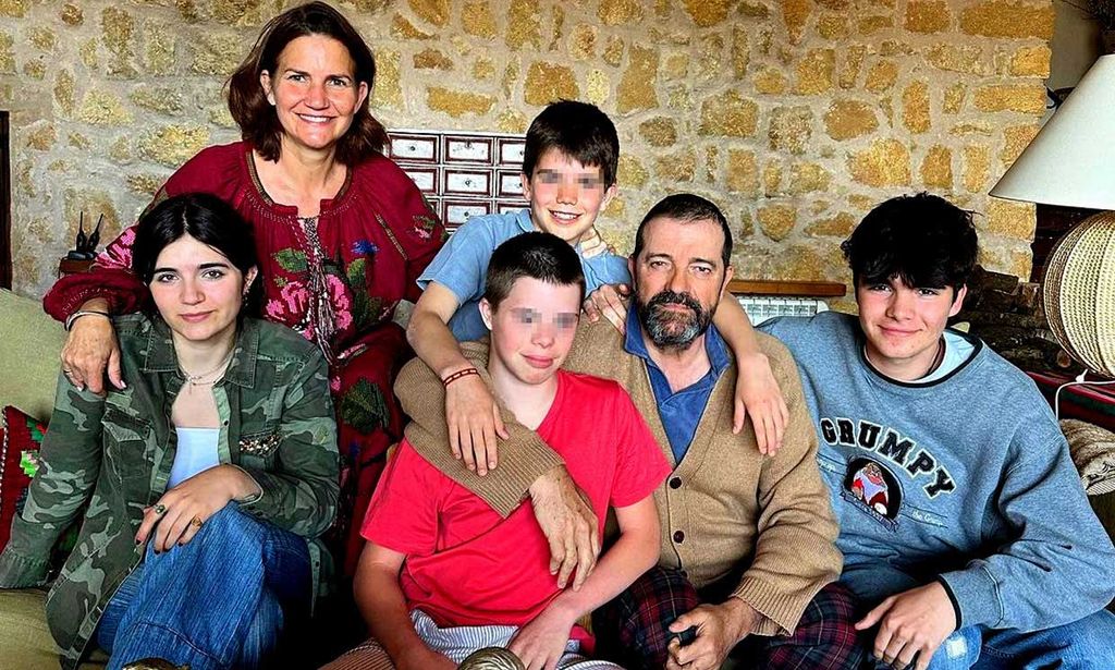 Samantha y Peru junto a sus cuatro hijos en común
