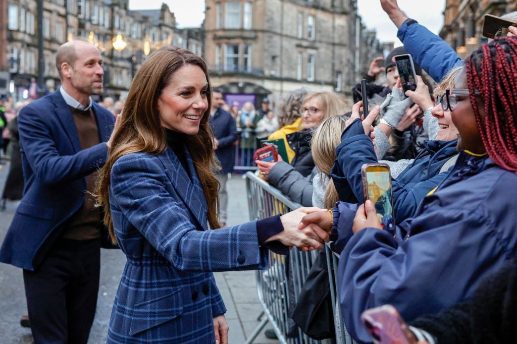 William y Kate saludaron a la gente en su visita a Radical Weavers,en el corazón de Stirling.