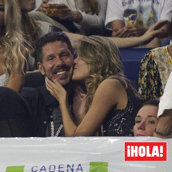 Diego Pablo Simeone y Carla Pereyra demostraron que están cada día más unidos durante el concierto de Maná que tuvo lugar en el Barclaycard Center de Madrid
