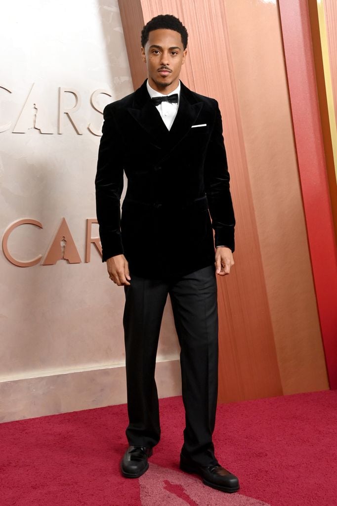 Keith Powers en la alfombra roja de la 97th edición de los Oscars