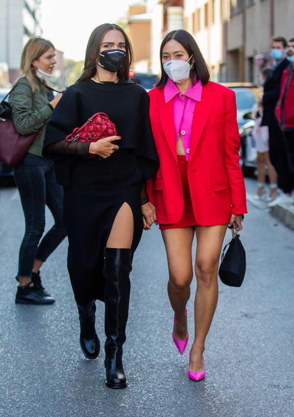 Evangelie Smyrniotaki y Tiffany Hsu con mascarilla FFP2